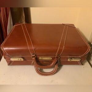 Vintage masterbilt leather luggage 20" suitcase. Cow hide leather. USA.